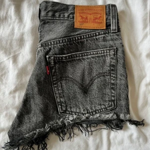 Levis jeansshorts - Superfina jeansshorts från Levis! Slitningar längst ner och knappar i gylfen🖤 storlek w25 men något små i storleken