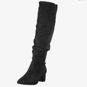 Stövlar med klack - Svarta stövlar med fyrkantig klack i storlek 39! Mycket bekväma med klackhöjd 4cm. Använda med några slitningar men fortfarande fint skick! Säljs för 150kr!💕