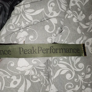 Peak Performance skärp  - Kan spännas in hur man vill, se defekt på bild 2 annars nyskick 