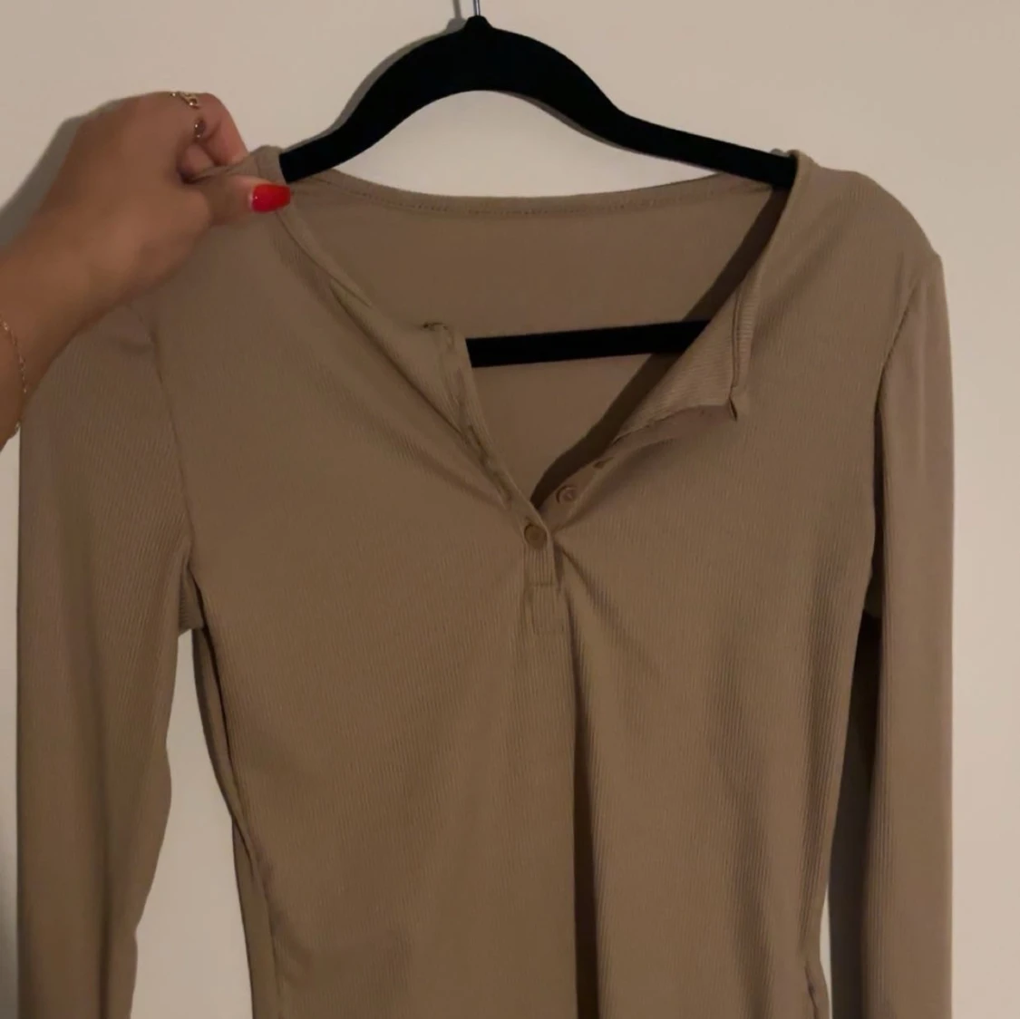 Beige ribbad långärmad topp