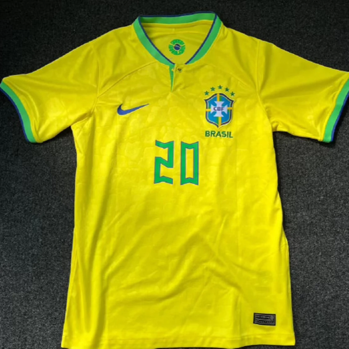 Gul Brasilien fotbollströja med nummer 20