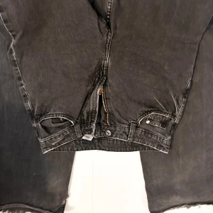 Svart widelegged jeans - Svarta widelegged jeans Högmidjade Använd!!!