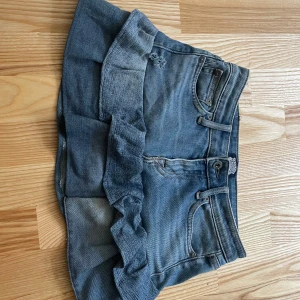 Jeans volang kjol - Säljer denna ursnygga jeans kjolen för att den tyvärr inte passar mej💗 den är köpt på loppis och har inga defekter. Midjemåttet rakt över är ca 35 cm🩷🩷