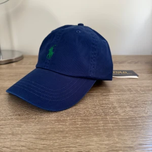 Polo Ralph Lauren Keps - Polo Ralph Lauren keps i blå färg.  Onesize, aldrig använd med tags. Nypris: 600kr Hör av dig vid fler frågor!:)