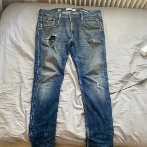 Replay Jens 32/32 - Säljer ett par riktigt sköna Replay byxor modellen är anbas. Hör av er vid funderingar 