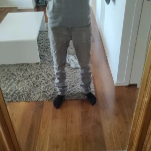 Hugo Boss Jeans - Fett snajsiga Hugo Boss Jeans. Säljer dom för att dom är lite för stora för mig. Skicket är väldigt bra, 9/10 finns inget som är trasigt men är använda. Sitter slim igentligen men ser större ut. Skriv vid intresse😉