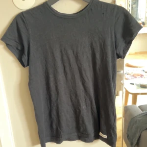 Basic t-shirt  - Super skön basic tröja, et litet litet hål uppe vid axeln men inget man tänker på. 
