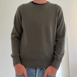 Soaft goat tröja - Jätte snygg soaft goat tröja i färgen grön som går i nypris för 2300. Tröjan är använd ett fåtal gånger och är i 10/10 skick, varför jag säljer tröjan är för att den inte längre passar. Skriv om du undrar någonting eller vill ha flera bilder!