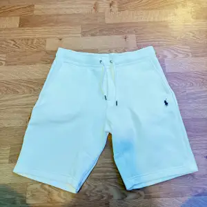 Ett par mjukisshorts från ralph lauren i bra skicka. Använt fåtal gånger, nypris cirka 1600kr.(Finns även QR kod)  Pris kan diskuteras vid snabb affär🌟