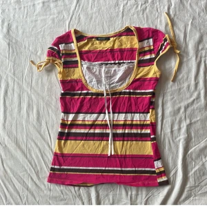 Söt vintage topp - Bra skick, två defekter i sista bilderna de är på baksidan av toppen💗 har inga andra bilder!