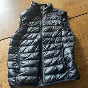 EA7 väst -  Armani West, den är helt ny inte använd 10/10 skick om ni har några frågor Är det bara att skriva tveka inte💪🏼