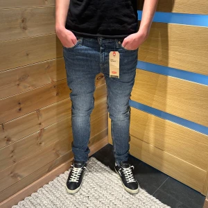 Levi’s 510 - Tja säljer just nu dessa helt nya Levi’s 510 som har en slim passform, byxorn är helt nya med alla tags kvar. Nypris cirka 1400kr. Modell - 183 (70kg). Skriv för fler bilder/frågor mvh vestimenta😊