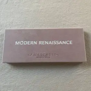 Ögonskuggspalett från Anastasia Beverly Hills. Paletten heter modern renaissance. Paletten är använd max 3 gånger men tyvärr råkade jag stöta i nageln i skuggan som heter ” golden ochre” annars mycket fint skick. 