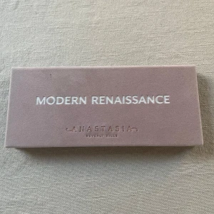 Ögonskuggspalett från Anastasia Beverly hills - Ögonskuggspalett från Anastasia Beverly Hills. Paletten heter modern renaissance. Paletten är använd max 3 gånger men tyvärr råkade jag stöta i nageln i skuggan som heter ” golden ochre” annars mycket fint skick. 