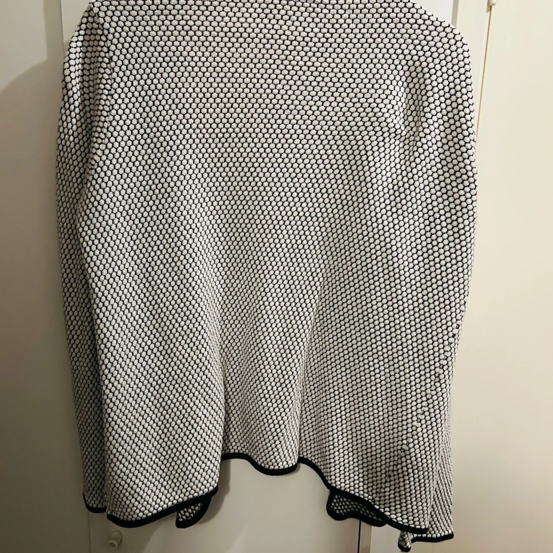 Svartvit mönstrad kofta från Only - 90