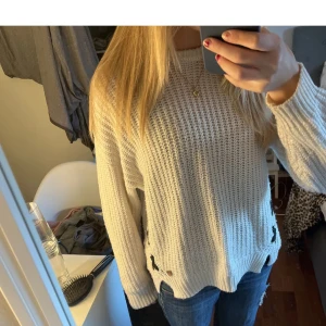 Stickad tröja  - Fin stickad tröja med detaljer. Storlek är 146/152 men passar som xs/s. Jag köpte den på Sellpy först , men kommer inte till användning. Hör av dig vid frågor ❣️
