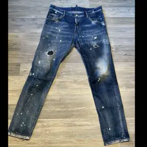 Säljer nu dessa feta jeans för dom är för stora för mig dom är 9/10 skick för har använt dom ett par gånger men annars ser helt nya ut. Dom är köpta på Dsquared2 i Milano och har såklart kvitto till dom som följer med på köpet