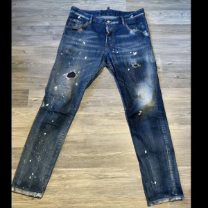 Dsquared2 Jeans (ÄKTA) - Säljer nu dessa feta jeans för dom är för stora för mig dom är 9/10 skick för har använt dom ett par gånger men annars ser helt nya ut. Dom är köpta på Dsquared2 i Milano och har såklart kvitto till dom som följer med på köpet