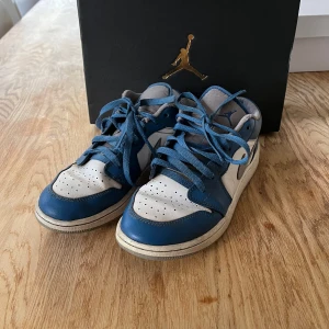 Jordan 1 - Skorna är i ganska bra skicka lite creasade och lite smuts annars bra. Skorna kostar runt 1200. Hör av er vid frågor och funderingar