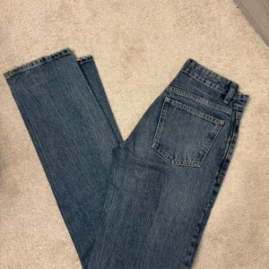 Blåa Mid jeans - Super fina Mid jeans sitter som en smäck, ifrån zara.