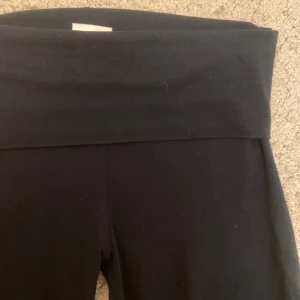 Marinblå joga pants!! - Ett par marinblå jätte mjuka och snygga joga pants, säljer pga försmå.  Jätte bra skick, använd GÄRNA ”köp” funktionen!!❣️