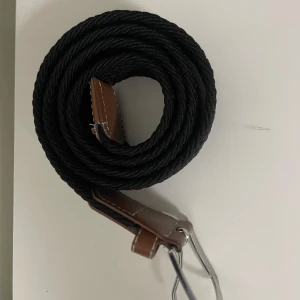 Flätat bälte svart - Flätat bälte svart || Storlek NO SIZE || Väldigt bra skick - inga tecken på användning || Tveka inte att höra av dig om du har frågor