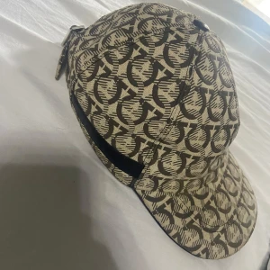 Ferregamo keps - Väldigt fin stilig ferregamo keps storlek one size passar alla storlekar 