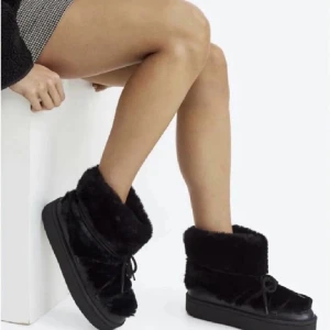 Fluffiga vinterskor - Fluffiga vinter skor i storlek 39, dem är ifrån h&m men den liknar inuikii litegrann💕