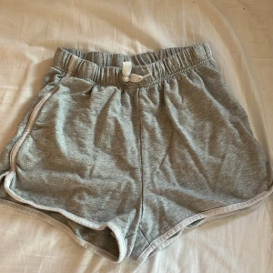 Shorts - Säljer dessa shorts!❤️ Mysiga och sköna. Storlek 170 men skulle säga att den är lite mindre i storleken😙