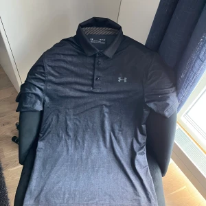 Under Armour golf piké - Storlek medium. Använd ca 3-5 gånger. 