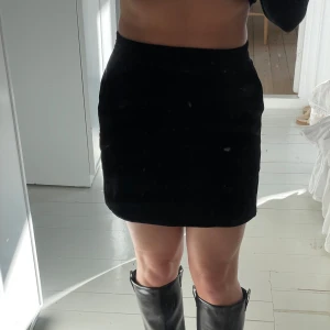 Kjol & Other Stories - Kjol & Other Stories Bra skick.  Strl 40. Jag är lite bredare i midjan, om man är rakare sitter den nog lite lägre ner.  Svart sammetsliknande material. 