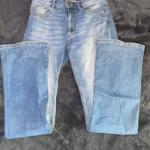 Jeans från Lindex, säljer då jag tycker de sitter lite för högt upp.