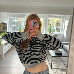 Cool tröja - Zebra mönstrad tröja, köpt i Spanien sp vet ej vart den är ifrån❤️ Jätte fint material som ej blir nopprigt 