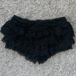 Svarta spets shorts - Jag säljer mina svarta spetsshorts från shein💕 kontakta vid intresse