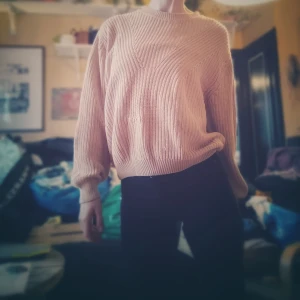 Beige stickad tröja från h&m - Mysig beige stickad tröja från h&m. Perfekt för kyliga dagar med sin varma och bekväma känsla. Tröjan har en klassisk rund hals och är i ett mjukt material som passar perfekt till både vardag och mysiga hemmakvällar.