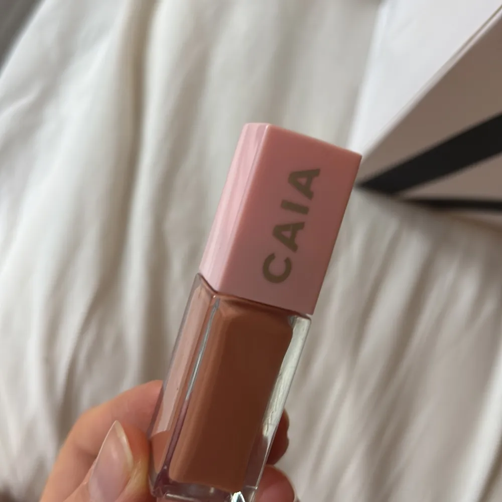 Caia läppglans, i färgen Beige Gloss. Endast prova den gång, så alltså helt ny nästan. Väldigt fin beige färg, säljer för tyckte inte den passa på mig❤️. Skönhet.