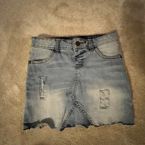 Lågmidjad jeanskjol - Super fin lågmidjade jeanskjol från märket Justice💕 hittar inte vilken storlek de är men skulle säga XS-XXS
