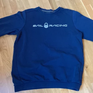 Sail racing sweatshirt  - Storlek 170  Skick 7/10  Andvänd ett fåtal gånger  Ny pris 700