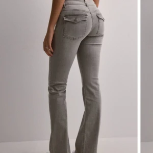 Nelly jeans - Säljer dessa fina slutsålda nelly jeans i storlek 38, dom passar mig perfekt som har 36. PRIS KAN DISKUTERAS!