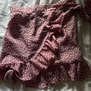 Blommig kjol - Söt blommig kjol som knappt är använd! Är i strl S och har snörning på sidan