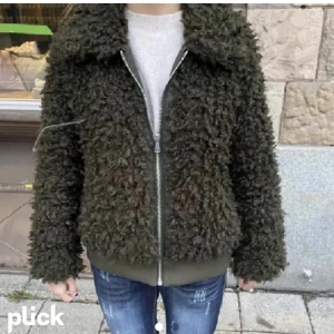 SÖKER FLUFFIG JACKA FRÅN HM - SÖKER denna olivgröna jacka från hm!!! I storlek s eller m!!! Hör av dig av du tänker sälja!!!!!