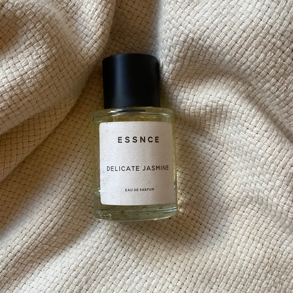 Parfym från essnce i delicate jasmine. 50ml flaska med ca 40 ml kvar.. Parfym.