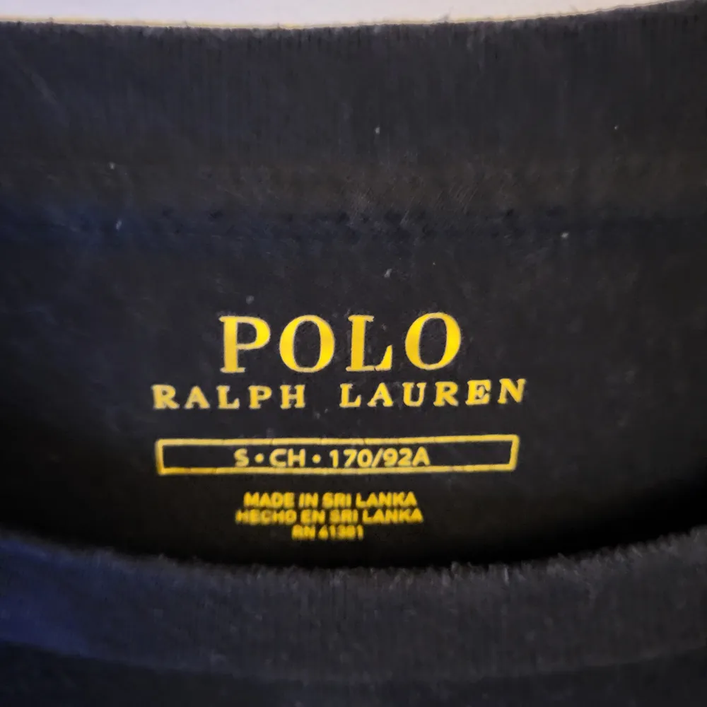 Säljer en stilren svart tröja från Polo Ralph Lauren, i storlek small, priset kan diskuteras.. Tröjor & Koftor.