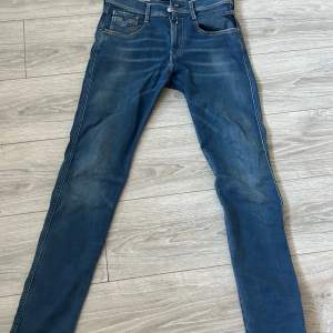 Hej. Säljer mina blåa Replay jeans som är i storlek w29 l32. Jeansen är i fint skick med inga synliga defekter så som hål. Jeansen är mycket trendiga och man ser många som har på dom.