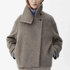 Kappa Arket - Hej hej, säljer denna super fina kappa från Arket som tyvärr inte kommer till användning längre. Den är i super bra skick utan några som helst defekter💓