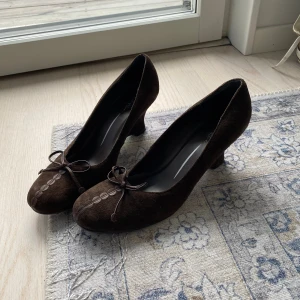 Bruna klackar - Små kilklackar i mocka material