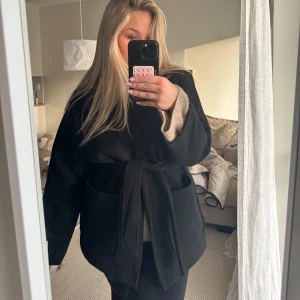 Kort kapp - Står XS men som en M, bandet kan plockas bort