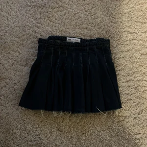 🩶Jeanskjol🩶 - Fin jeans kjol från zara knappt andvänd midjemåttet är 26🩶📦la upp annonsen igen!
