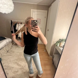 Topp med bar axen - Sååå fin svart topp til både fest och vardag!!💝💝 knappt använd!