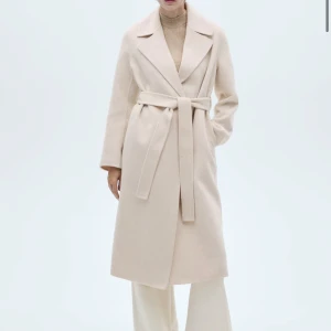 beige lång kappa - Säljer min beiga lång kappa från Mango. Har använt bara få antal gånger. Storlek xxs men passar perfekt till mig som brukar bära xs. Väldigt fin kappa. Ordinarie priset är 1799. Skriv privat för fler frågor och funderingar❤️🫶🏻